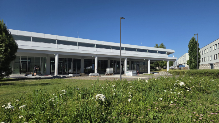 Nové interiéry a pokrok na fasádě Akademie
