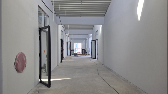 Nové interiéry a pokrok na fasádě Akademie