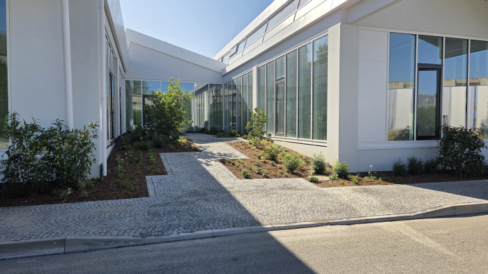 Nové interiéry a pokrok na fasádě Akademie