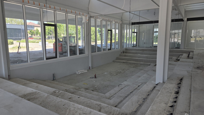 Nové interiéry a pokrok na fasádě Akademie