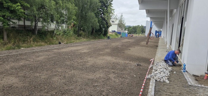 Stěrkové podlahy v aule a přesun konstrukcí