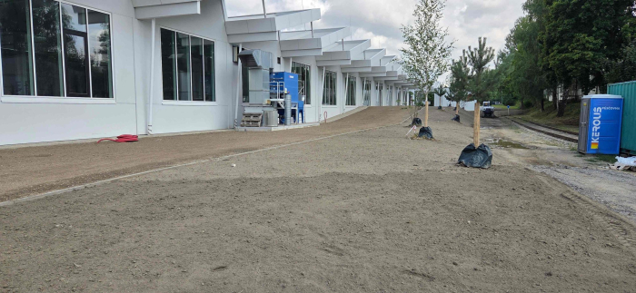 Vytvrzování podlah v aule a zeleň v atriu