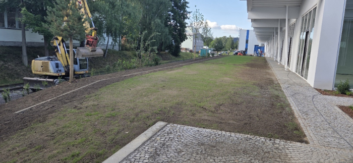 Dlažba, zeleň a relaxační zóna u školy