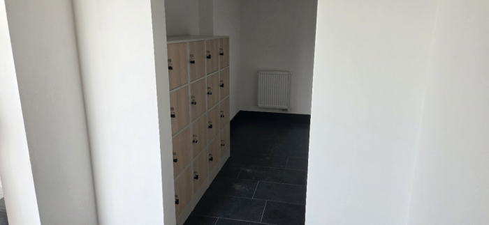 Dlažba, zeleň a relaxační zóna u školy