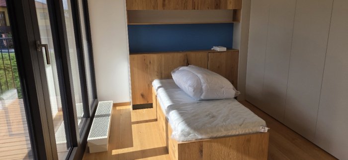 Dlažba, zeleň a relaxační zóna u školy