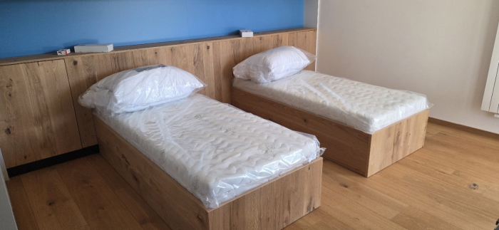 Dlažba, zeleň a relaxační zóna u školy