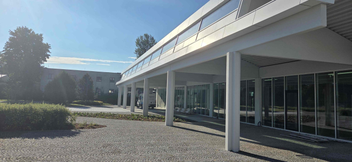 Dokončení komplexu a přibývající lavice v aule