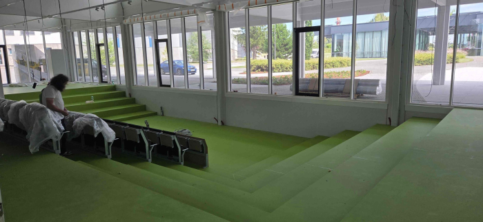 Dokončení komplexu a přibývající lavice v aule