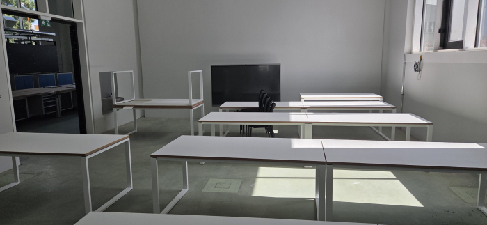 Dokončení komplexu a přibývající lavice v aule