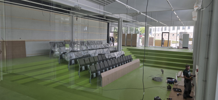 Dokončení komplexu a přibývající lavice v aule