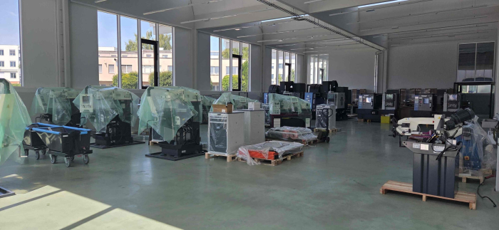 Vybavování hal pro CNC obrábění a robotiku