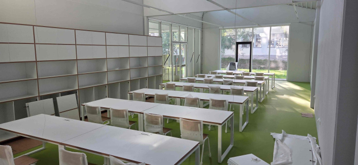 Přípravy na instalaci osvětleného nápisu školy