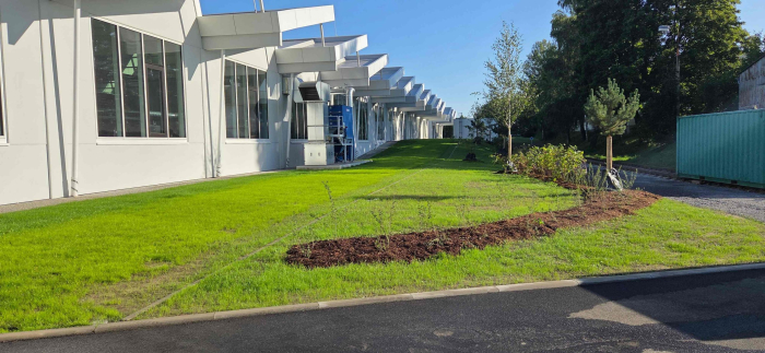 Přípravy na instalaci osvětleného nápisu školy
