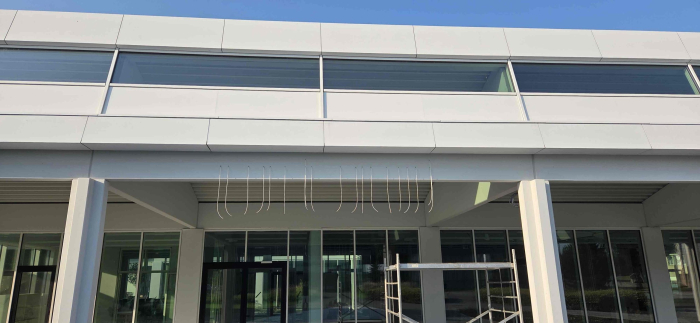 Přípravy na instalaci osvětleného nápisu školy
