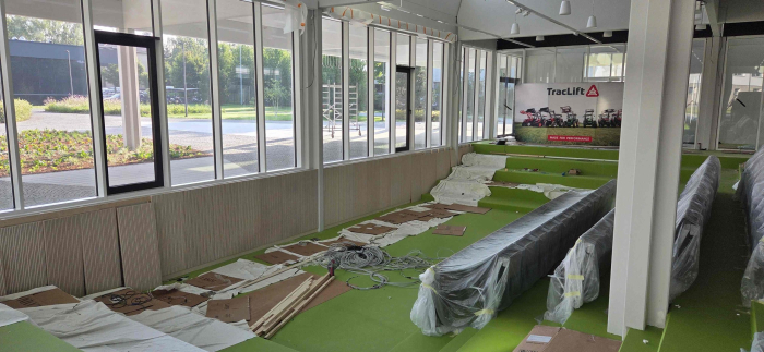 Přípravy na instalaci osvětleného nápisu školy