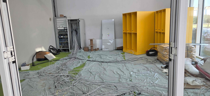 Přípravy na instalaci osvětleného nápisu školy