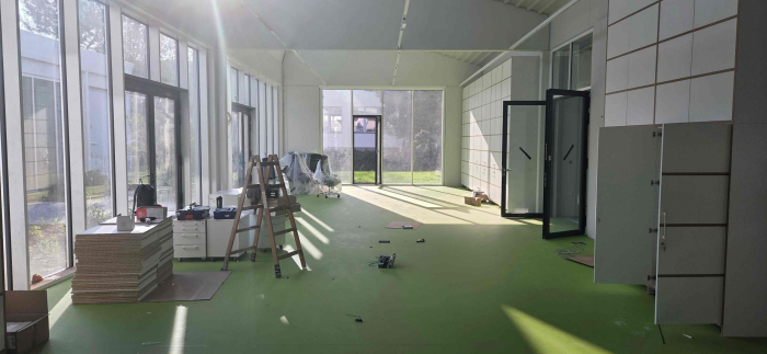 Přípravy na instalaci osvětleného nápisu školy
