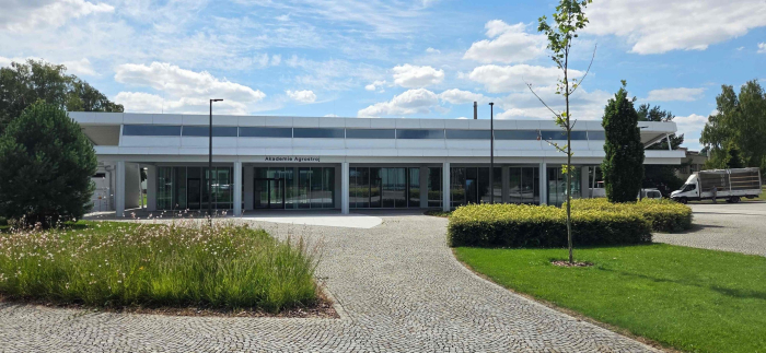 Finální přípravy na slavnostní otevření Akademie
